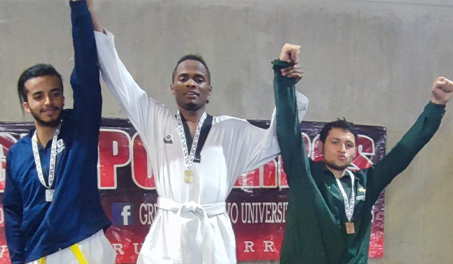 Estudiantes de Taekwondo en pódium 