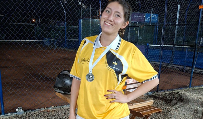 Deportista posando con camiseta deportiva amarilla