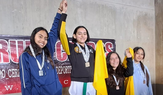 Estudiantes en pódium 