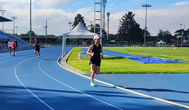 Estudiante corriendo en pista de atletismo