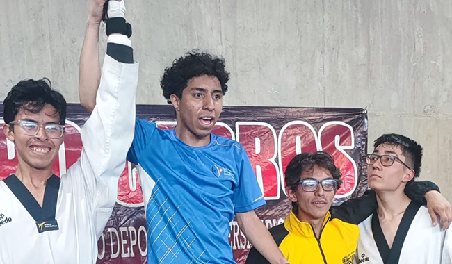 Estudiantes en pódium 