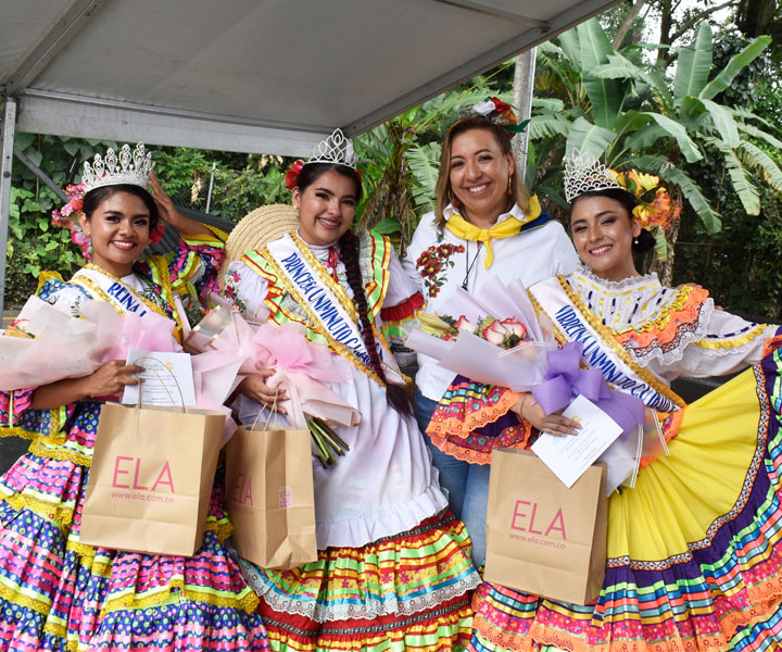 La rectora Carolina Tovar, con las ganadoras del Folclorito CU. Ibagué