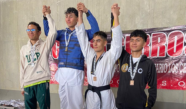 Estudiantes en pódium 