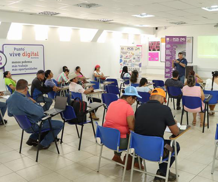 Participantes hombres y mujeres emprendedores del taller Emprendimiento a Otro Nivel