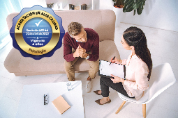 Psicóloga atendiendo paciente 