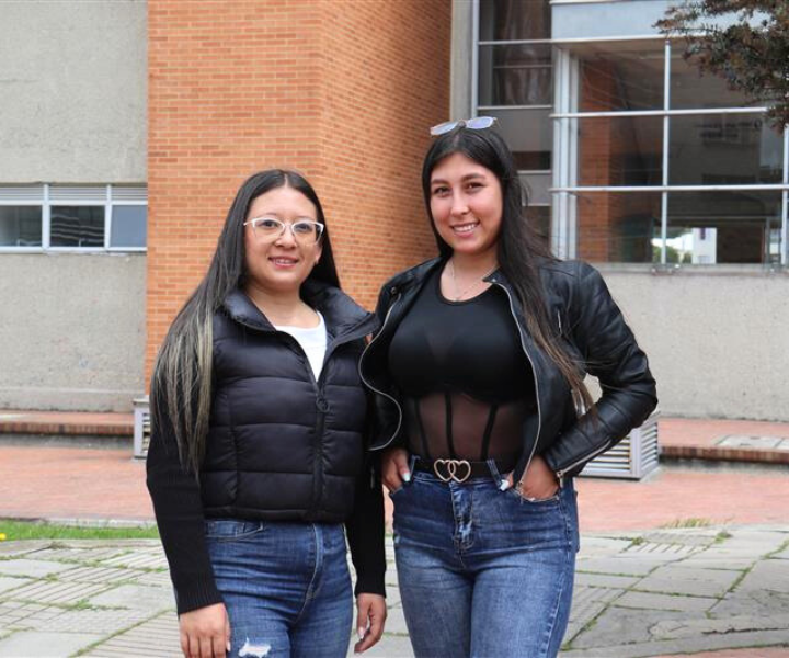 Estudiantes reconocidas en entrada centro universitario