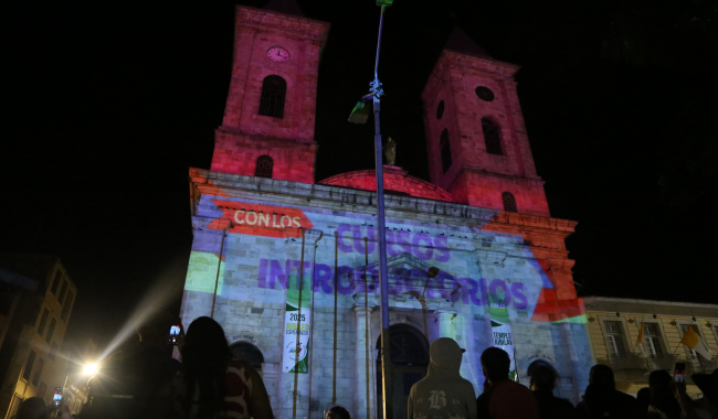 Proyección del video mapping conmemorativo para la apertura de UNIMINUTO Fusagasugá