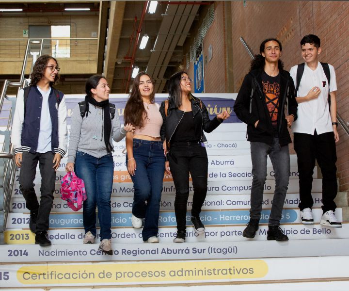 grupo de estudiantes bajando escaleras