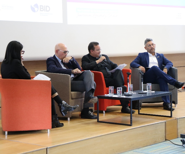 rector UNIMINUTO en el panel Llegar no es suficiente: ¿Cómo evitar que los jóvenes abandonen la universidad?