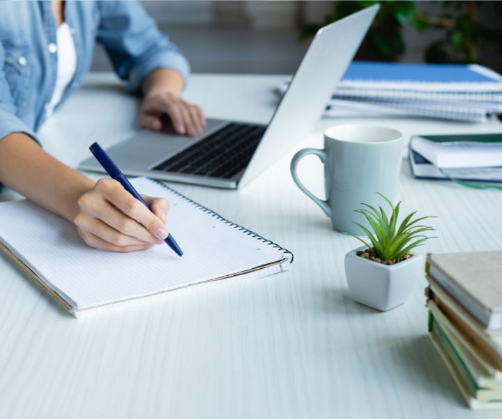 Persona escribiendo en libro