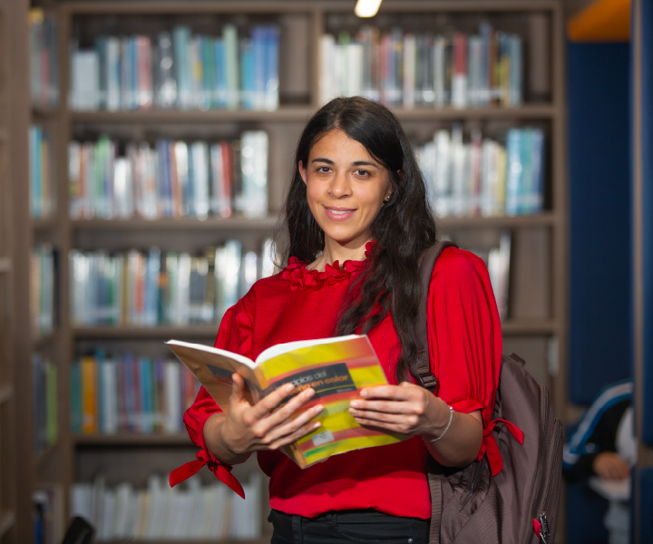 Estudiante universitaria leyendo un libro