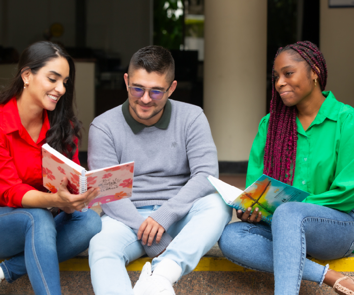 tres estudiantes con cuaderno