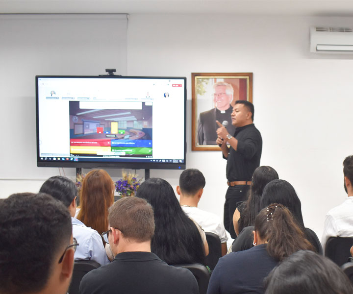  El Dr. Eutimio Mejía Soto, representante de REDICEAC, comparte sus reflexiones sobre contabilidad multidimensional y sostenibilidad con estudiantes de Contaduría Pública en el auditorio de la Sede Chicalá, CU. Ibagué. 1