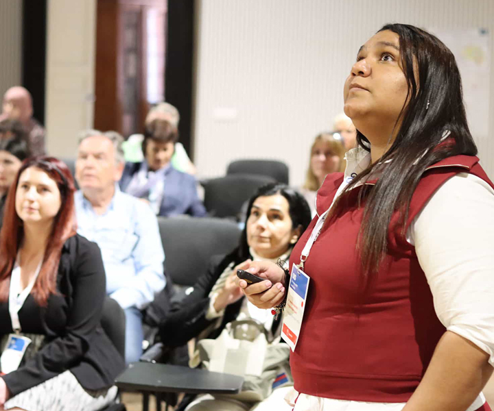 La docente en su ponencia en Roma