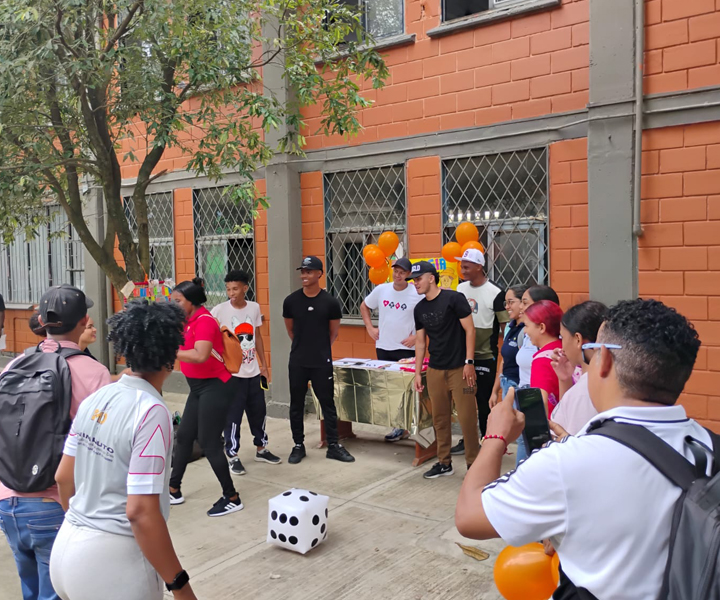 Estudiantes participando de las actividades