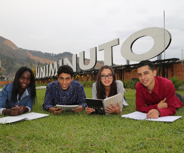 cuatro estudiantes de UNIMINUTO con cuadernos