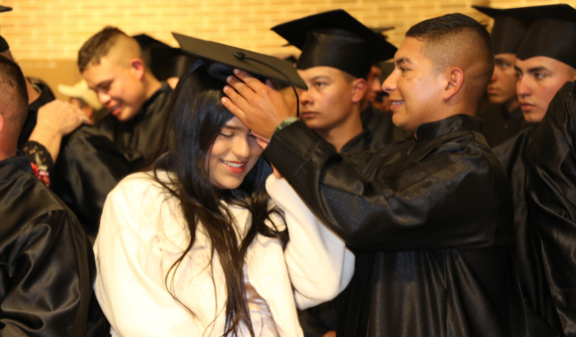 Soldados ponen birrete a sus familiares 