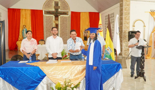 Hombre entregando diploma de graduación