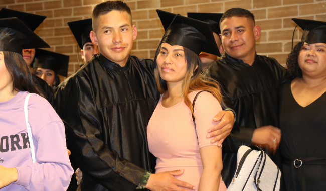 Momento emotivo de entrega de birretes a familiares de los soldados