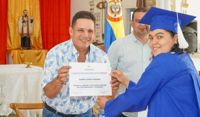 Hombre entregando diploma de graduación