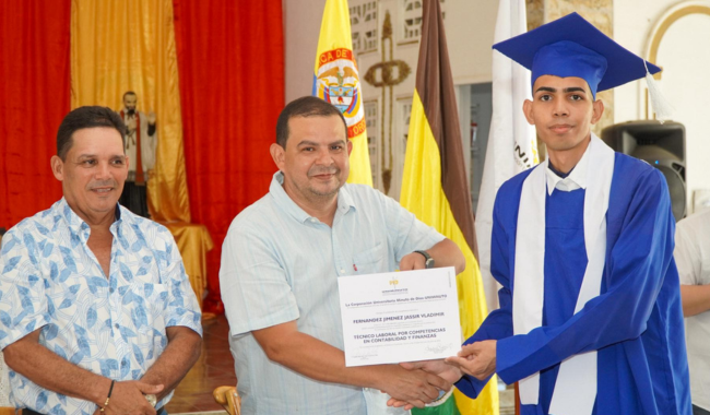 Hombre entregando diploma de graduación