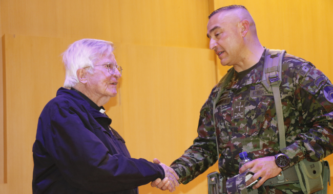 Padre Diego Jaramillo, cjm y TC Moisés David Ortells se dan la mano
