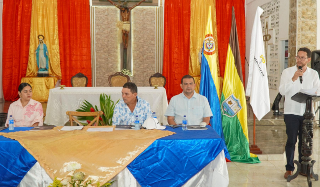 Hombre hablando en una atril