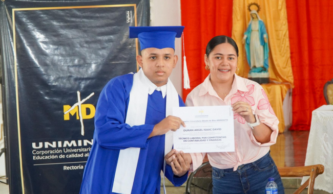 Mujer entregando diploma de graduación