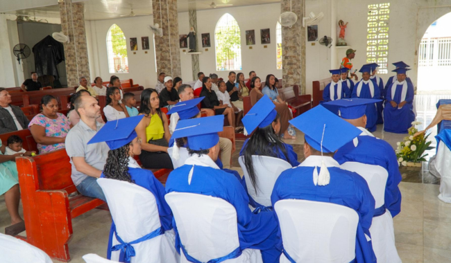 Todas las personas sentadas en la iglesia donde escuchando los grados