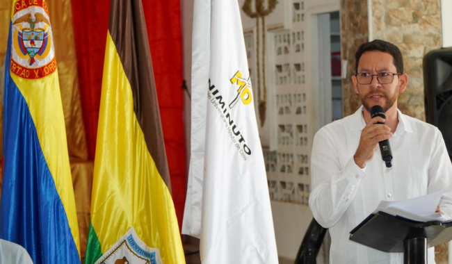 Hombre hablando en un atril