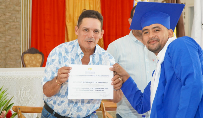 Hombre entregando diploma de graduación