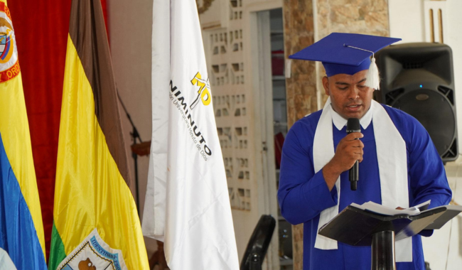 Hombre dando una palabras en el atril