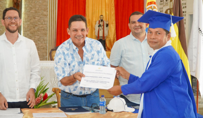 Hombre entregando diploma de graduación