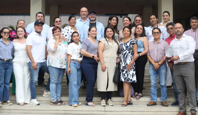 Parte del equipo de profesores y administrativos del Centro Universitario Girardot. 