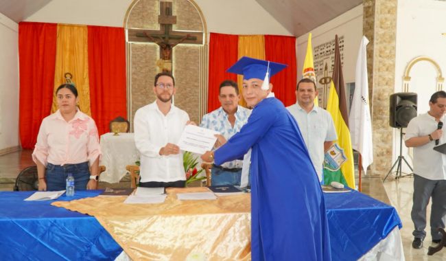 Hombre entregando diploma de graduación