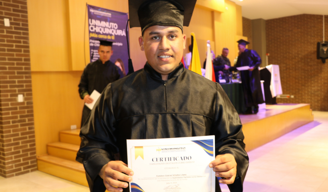 Soldado Esteban Gabriel Villalba con su certificado 