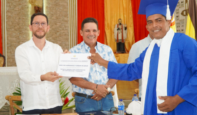 Hombre entregando diploma de graduación