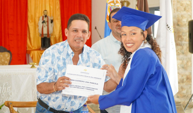 Hombre entregando diploma de graduación