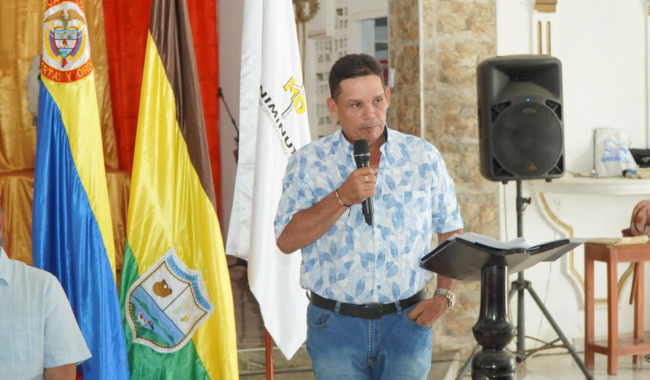 Hombre hablando en una atril