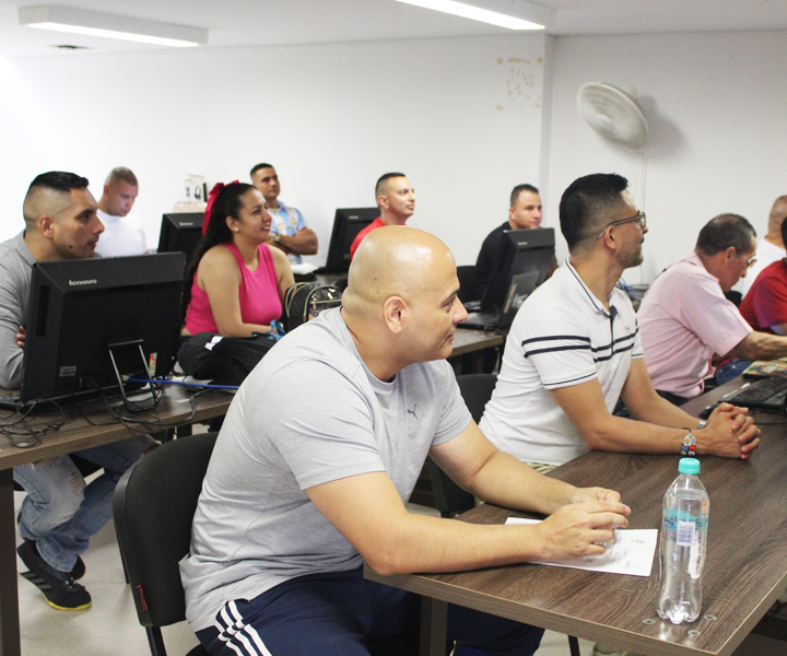 Estudiantes COIBA UNIMINUTO en la entrega de equipos de cómputo por parte de la RCS