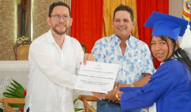 Hombre entregando diploma de graduación
