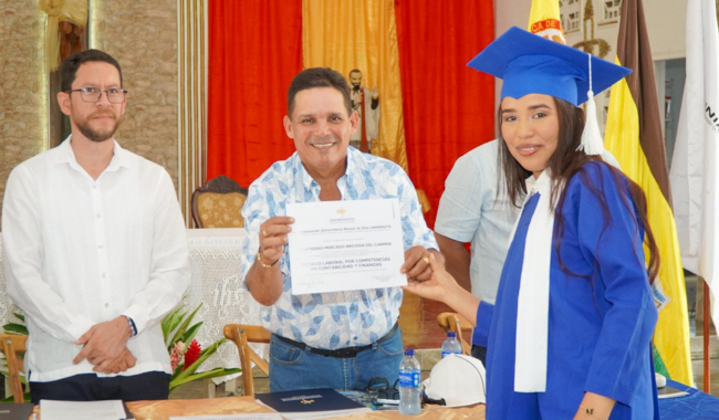 Hombre entregando diploma de graduación