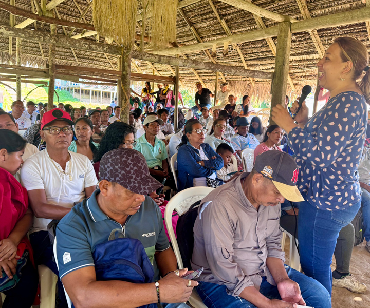 La rectora Carolina Tovar Torres, en encuentro con representantes de las comunidades de Leticia3