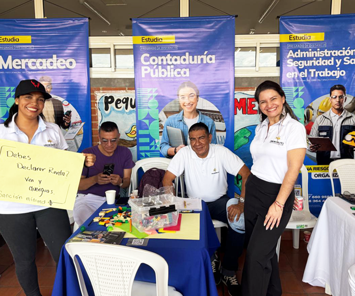 Equipo de UNIMINUTO durante la jornada “La U de Puertas Abiertas” en La Arboleda