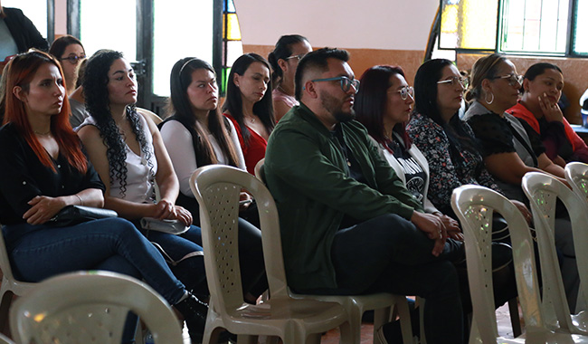 Personas asistentes sentados