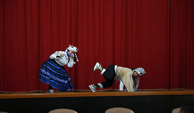 Pareja de estudiante bailando