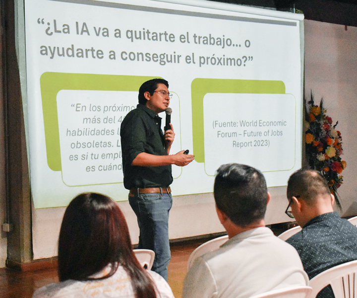 Conferencista y egresados durante la actividad conferencia de IA