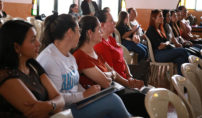 Grupo de docentes asistentes al lanzamiento