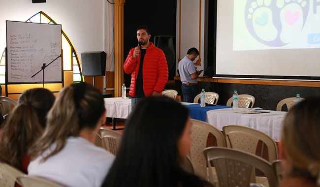 Presentador dirigiéndose a público