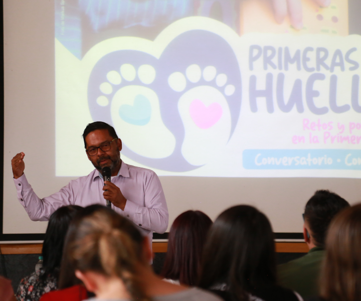 Director hablando al público